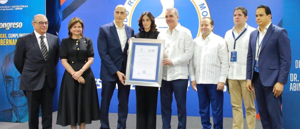 El presidente Luis Abinader y sus hermanos José Rafael y Rita