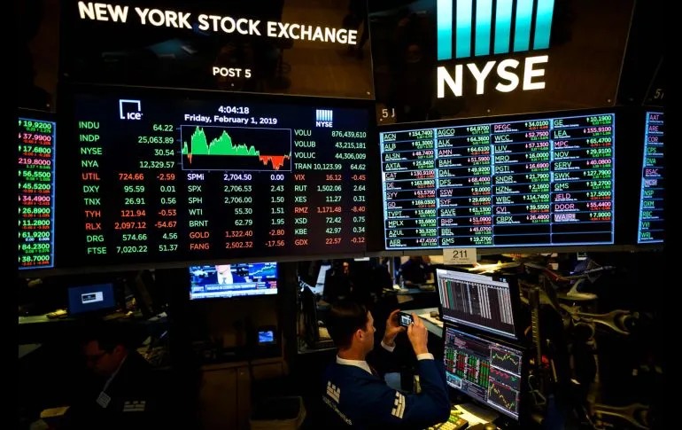 Wall Street cierra en rojo una semana marcada por el miedo a la subida de tipos de interés
