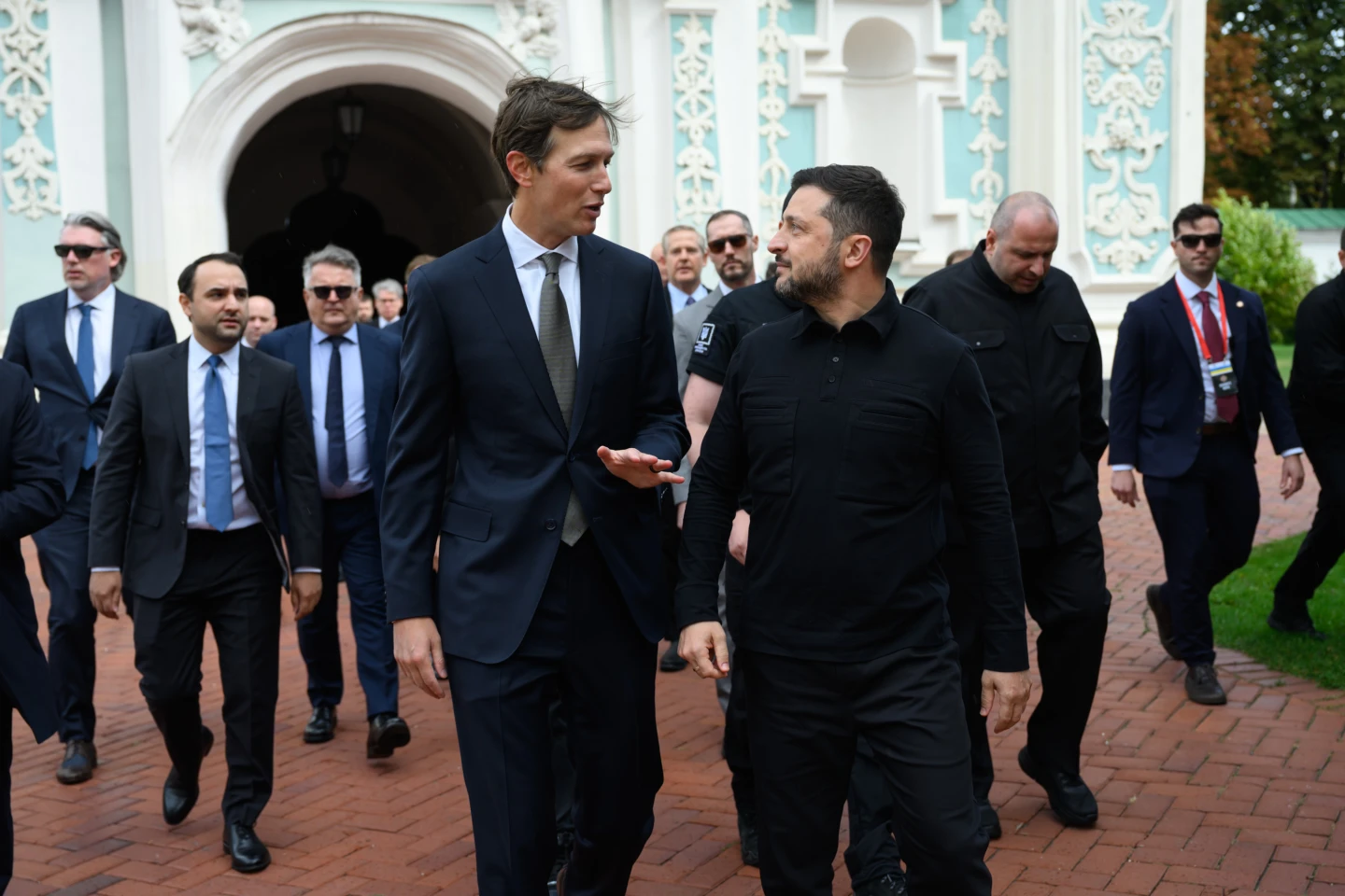 En esta fotografía proporcionada por la Oficina de Prensa Presidencial de Ucrania, el presidente ucraniano Volodymyr Zelenskyy (derecha) y el enviado del presidente estadounidense Donald Trump, Jared Kushner, conversan en Kiev, Ucrania, el domingo 6 de septiembre de 2026. (Oficina de Prensa Presidencial de Ucrania vía AP)