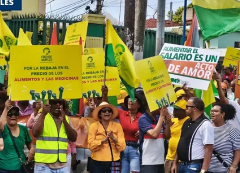 Dirigentes del Frente Amplio salieron a marchar.
