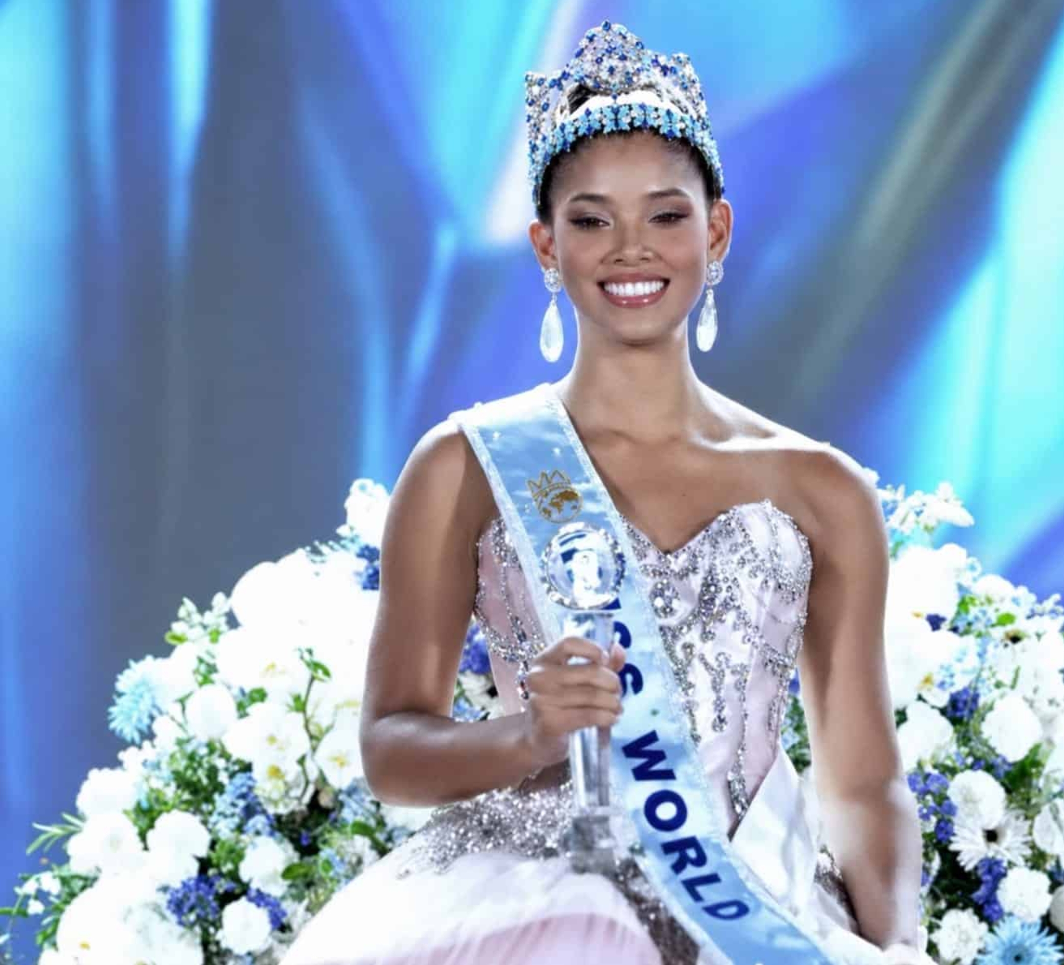 La diseñadora dominicana Giannina Azar creó el espectacular vestido de tul de seda rosa y cristales Swarovski que lució Joheirry Mola Domínguez durante su coronación como Miss Mundo 2026.
