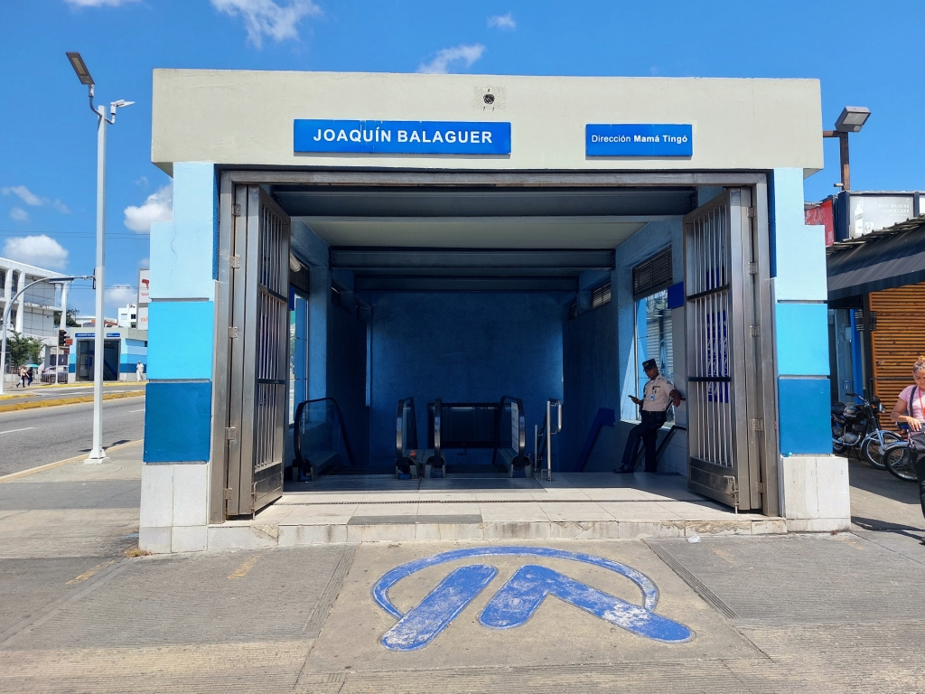 Estación Joaquín Balaguer, donde los imputados ingresaron para supuestamente cortar los cables.