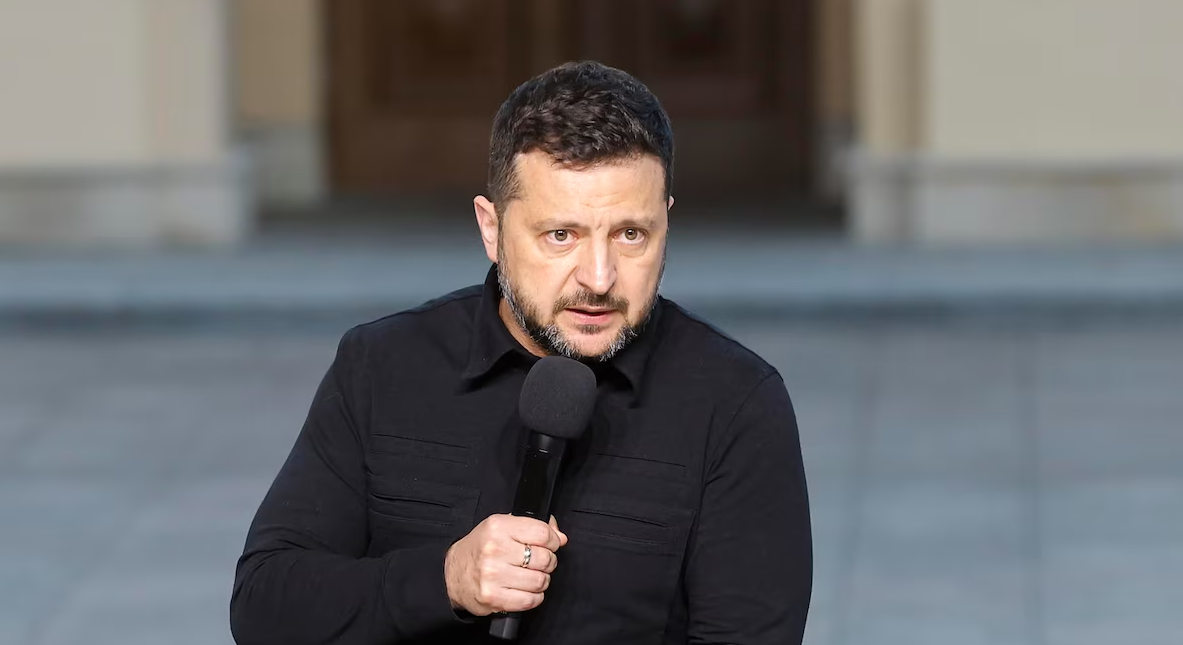 El avión en el que viajaba el presidente ucraniano Volodymyr Zelensky estuvo a punto de ser alcanzado por un dron. (EFE)