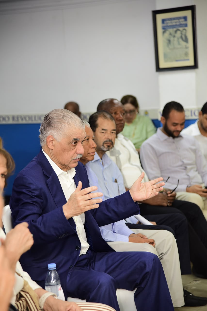 Miguel Vargas: “El retroceso que ha tenido el país durante la gestión del PRM ha sido muy grande” Santo Domingo, República Dominicana.– El presidente del Partido Revolucionario Dominicano (PRD), Miguel Vargas Maldonado, afirmó que el país ha vivido un profundo retroceso durante la gestión del Partido Revolucionario Moderno (PRM), al tiempo que destacó los avances logrados por su organización en el proceso de fortalecimiento de sus estructuras para el 2028. “El retroceso que se ha vivido en esta gestión del PRM ha sido muy grande, en todos aspectos y en todos los sectores”, declaró Vargas durante una reunión con presidentes provinciales, municipales y secretarios generales provinciales de la región Norte, realizada en la Casa Nacional del PRD. Vargas cuestionó especialmente el desempeño del gobierno en áreas como producción agrícola y educación y sostuvo que la bandera anticorrupción enarbolada por el oficialismo perdió credibilidad.    