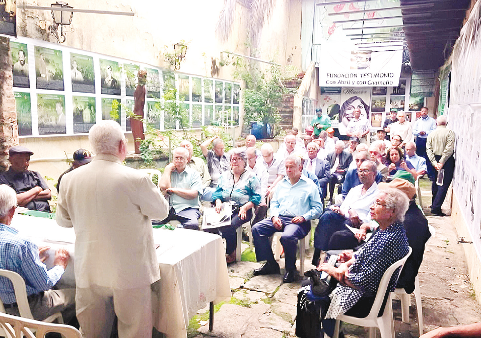 René Sánchez Córdova se dirige al público en el patio Manolo Tavárez del Museo de la Dignidad.