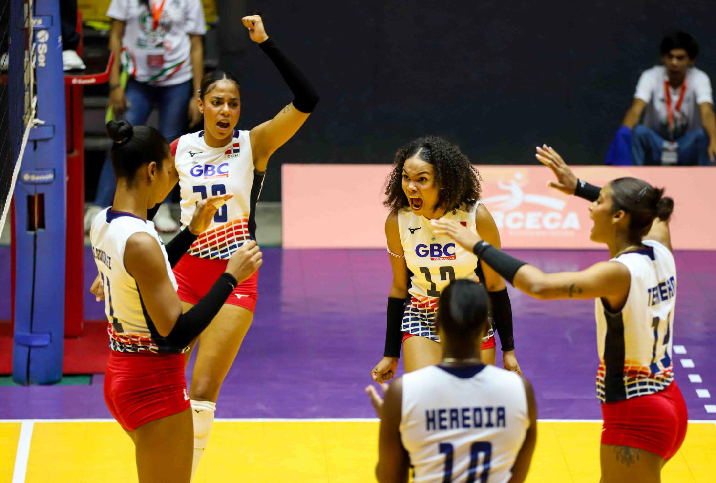 Los dominicanos celebran la victoria 3-1 ante Canadá en la Copa Panam en México.