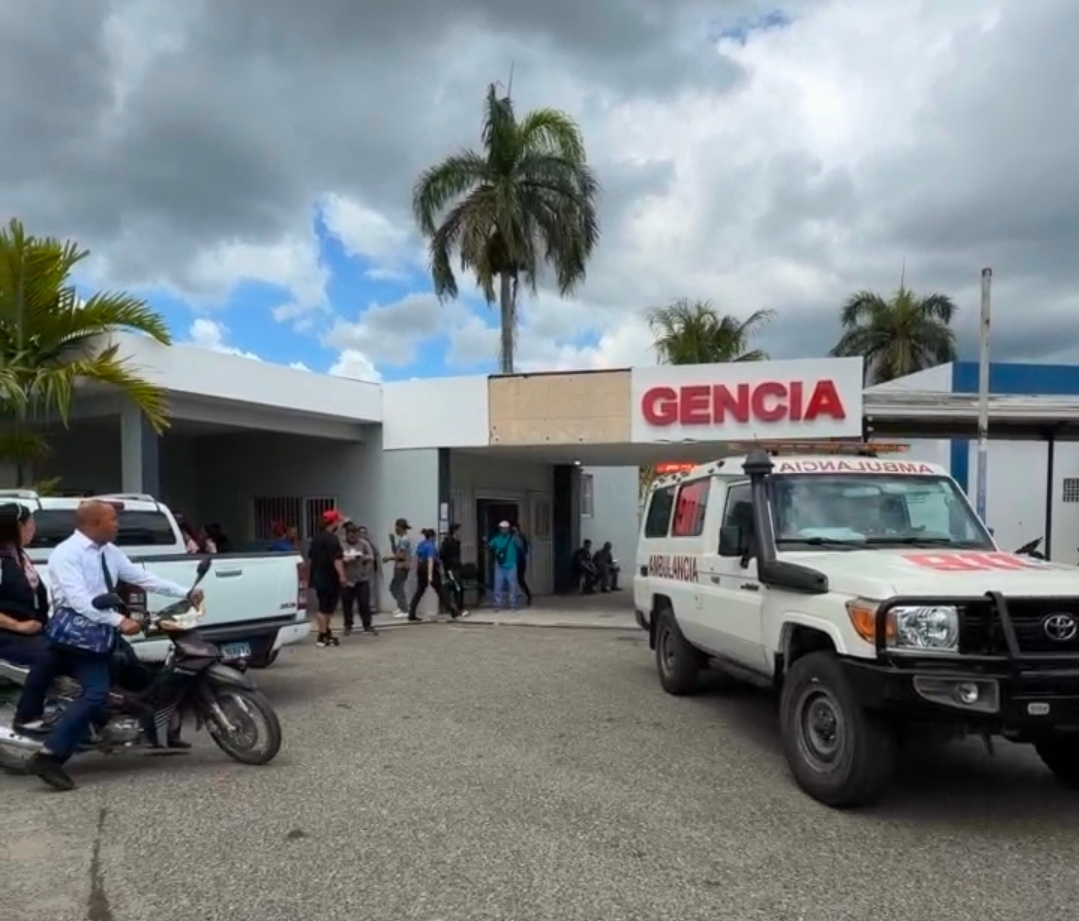 Momento en que las ambulancias del Sistema 911 arribaron al Hospital Doctor Pascasio Toribio Piantini, en Salcedo.