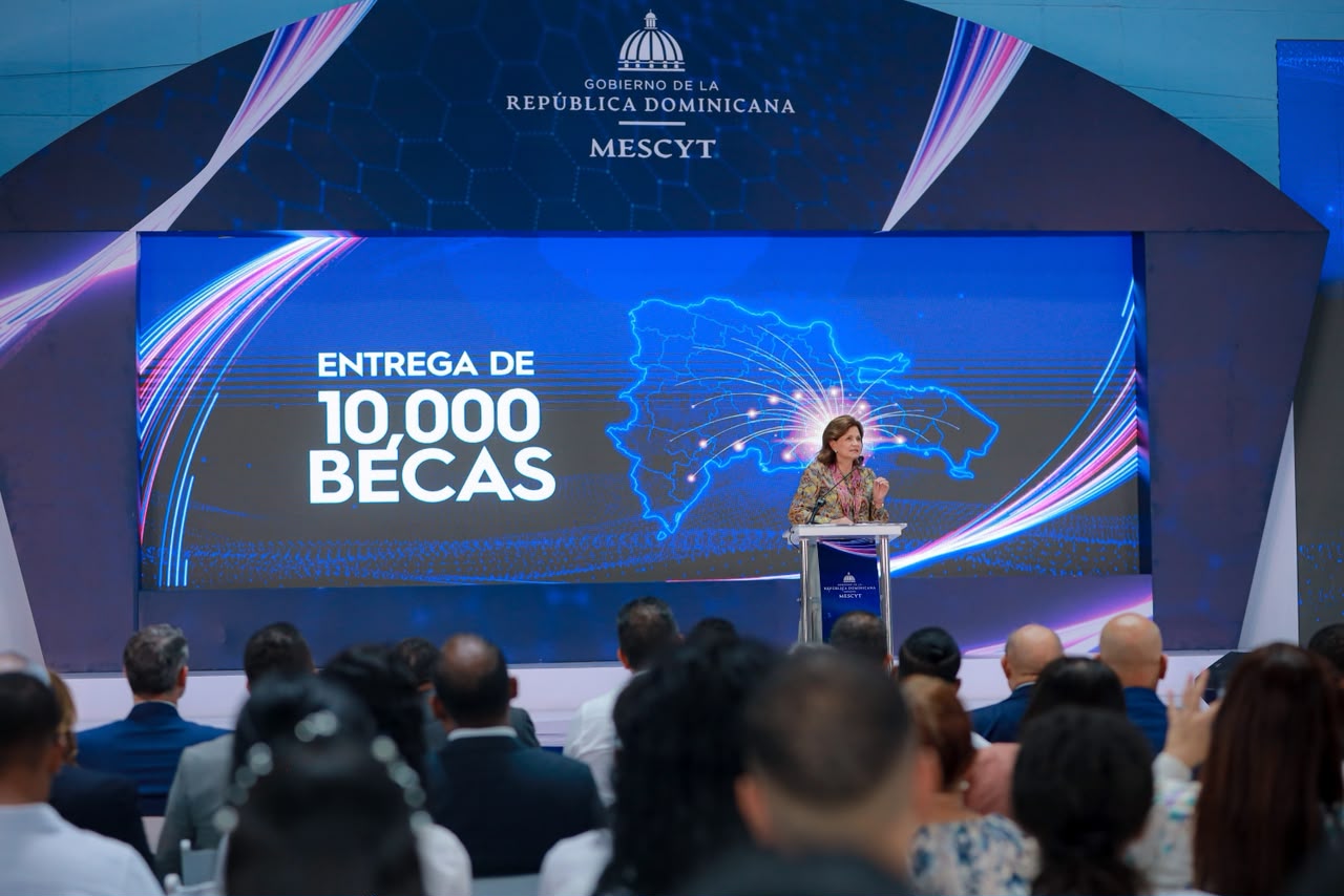 Raquel Peña lidera inicio de entrega de 10.000 becas para ampliar el acceso a la educación superior