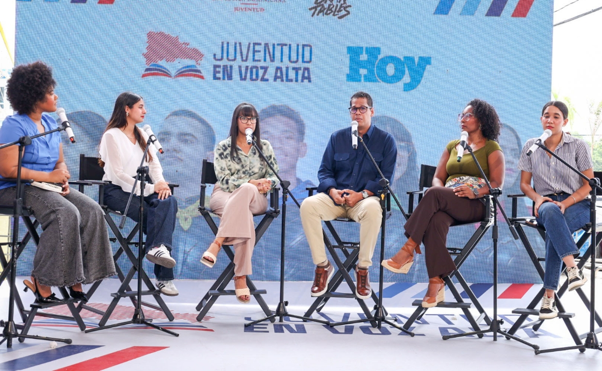 En el centro Paola Dirocie, viceministra de Técnica y Planificación, y Fernando Lagares, viceministro de Emprendimiento del Ministerio de la Juventud. Alexis Monegro