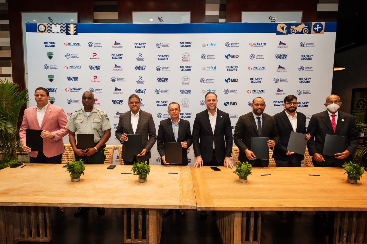 Cervecería Nacional Dominicana y sus aliados firman la renovación del acuerdo Entrega Segura para promover la capacitación y seguridad vial de los motociclistas repartidores