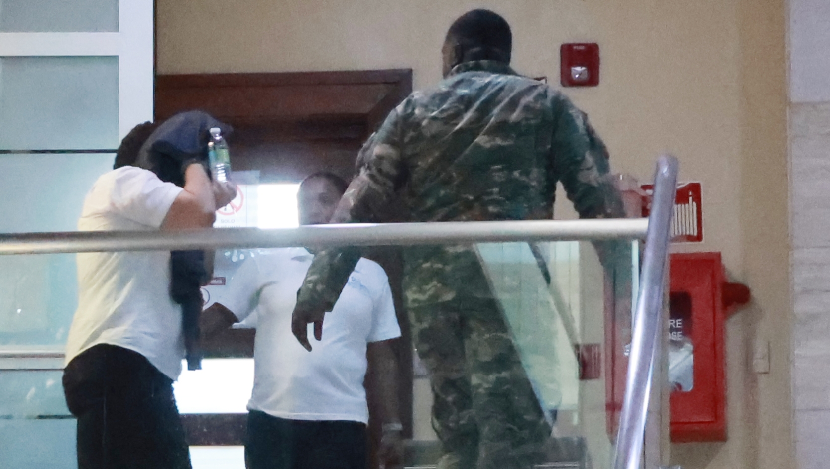 Dos de los imputados mientras eran trasladados al penal que funciona en el Palacio de Justicia de Ciudad Nueva.