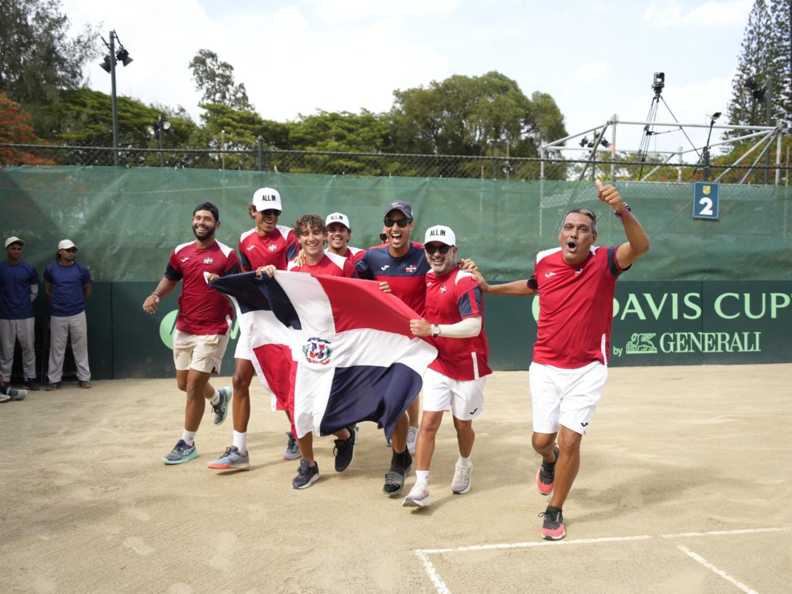 Los jugadores dominicanos celebran con bandera en mano su victoria sobre Egipto en la Copa Davis de Tenis celebrada en Santiago el fin de semana.