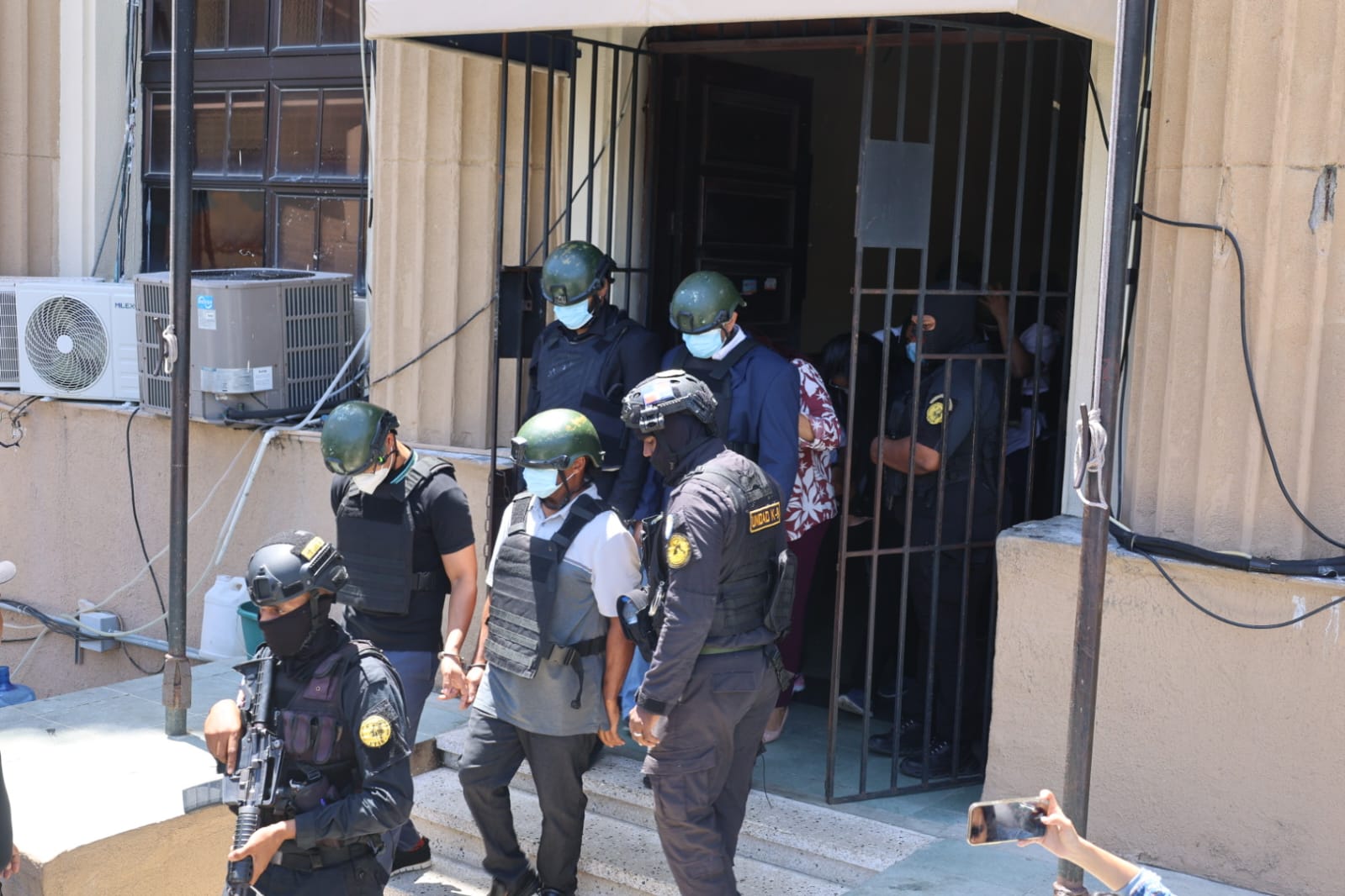 Esta imagen es del momento del traslado de algunos de los imputados en el caso. El expediente que solicita coacción no tiene foto de Ángel Luis Guzmán.