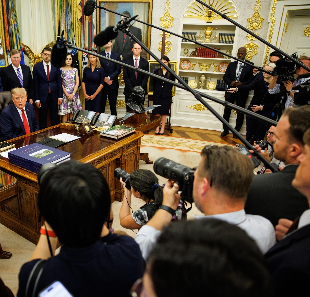 Trump responde preguntas de los periodistas desde su oficina. EFE