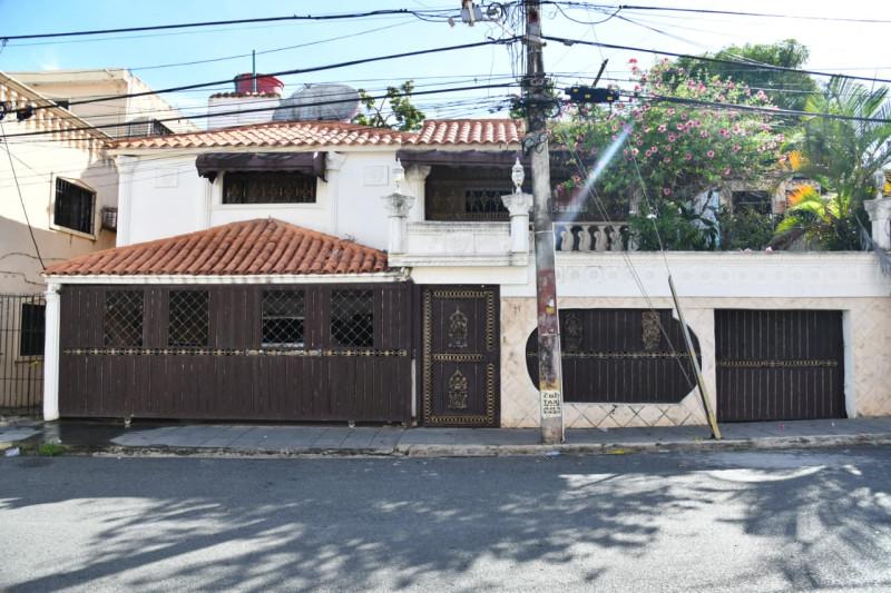 Entrada a la casa del artista Julián Oro Duro, donde fue asesinada su esposa Zeneida Castillo.
