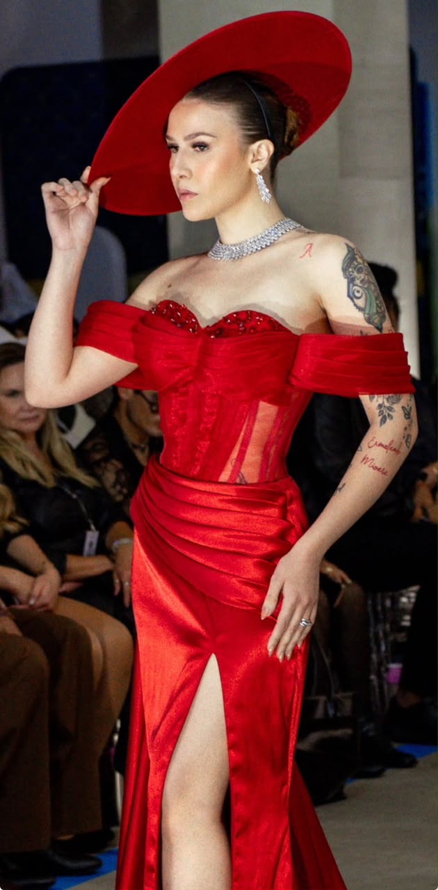 Julie Veloz lleva el sello Brava Imperia a las pasarelas de la Semana de la Moda de Nueva York
