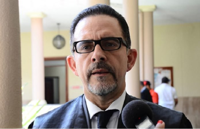 Abogado penalista Carlos Salcedo advierte sobre contaminación del juicio.