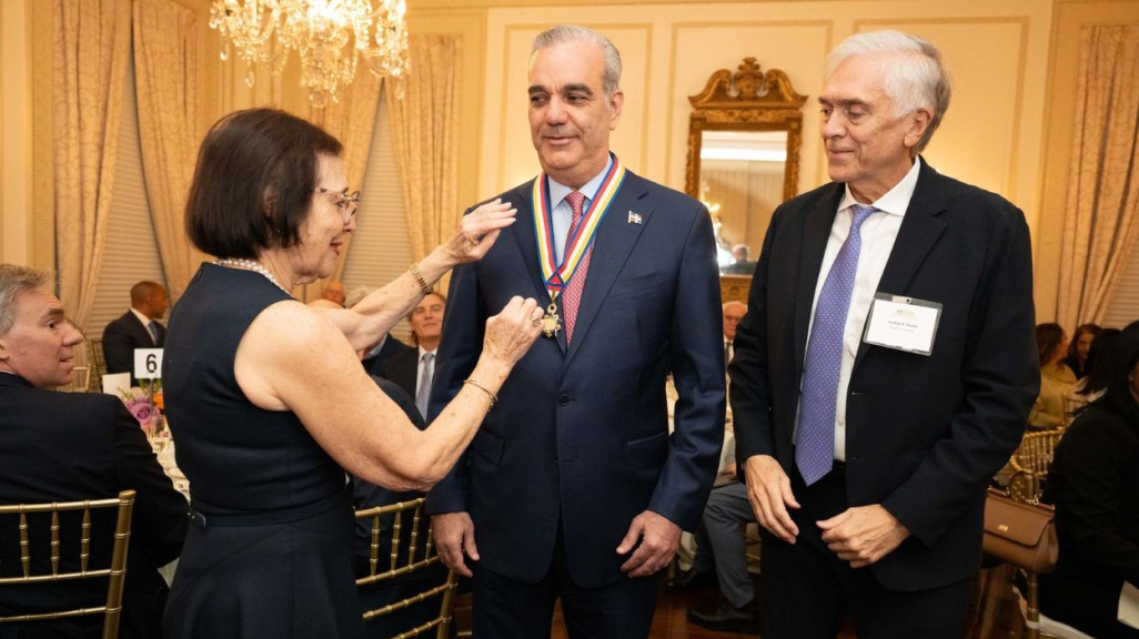 Susan Segal, de AS/COA, el presidente Luis Abinader y Andrés Gluski, de AS/COA. (Foto: Alexis Silver/Estudio de fotografía Roey Yohai).