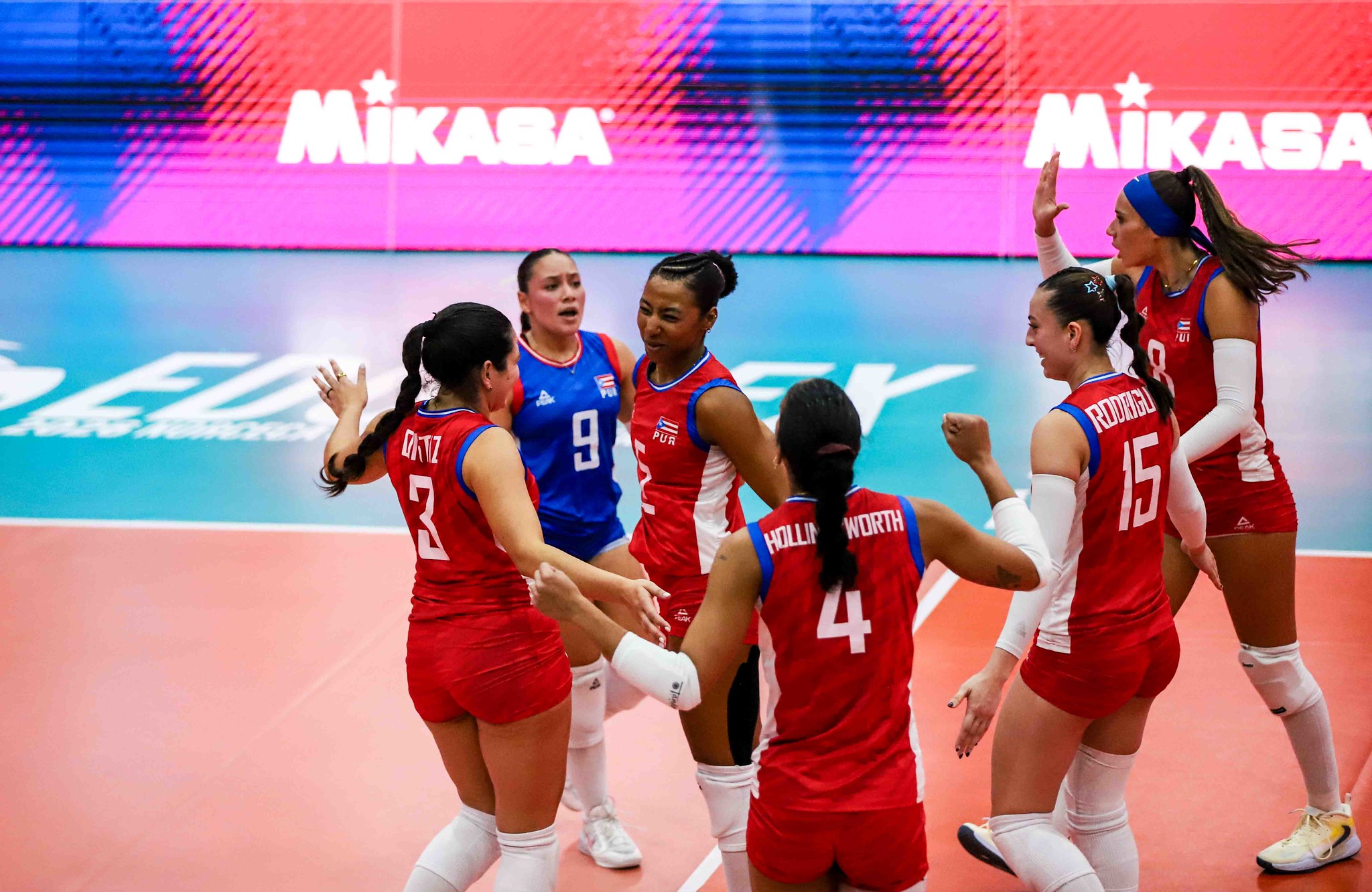La selección de Puerto Rico celebra anoche su victoria por 3-0 sobre República Dominicana.