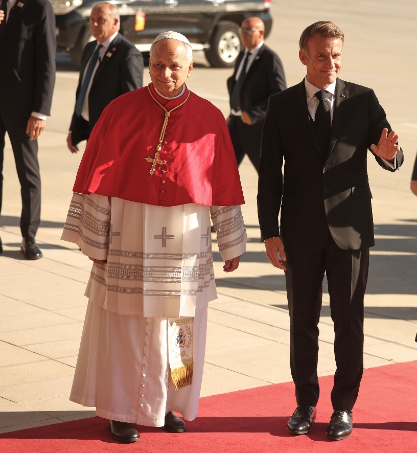 El Papa León XIV con el presidente Emmanuel Macron. AP
