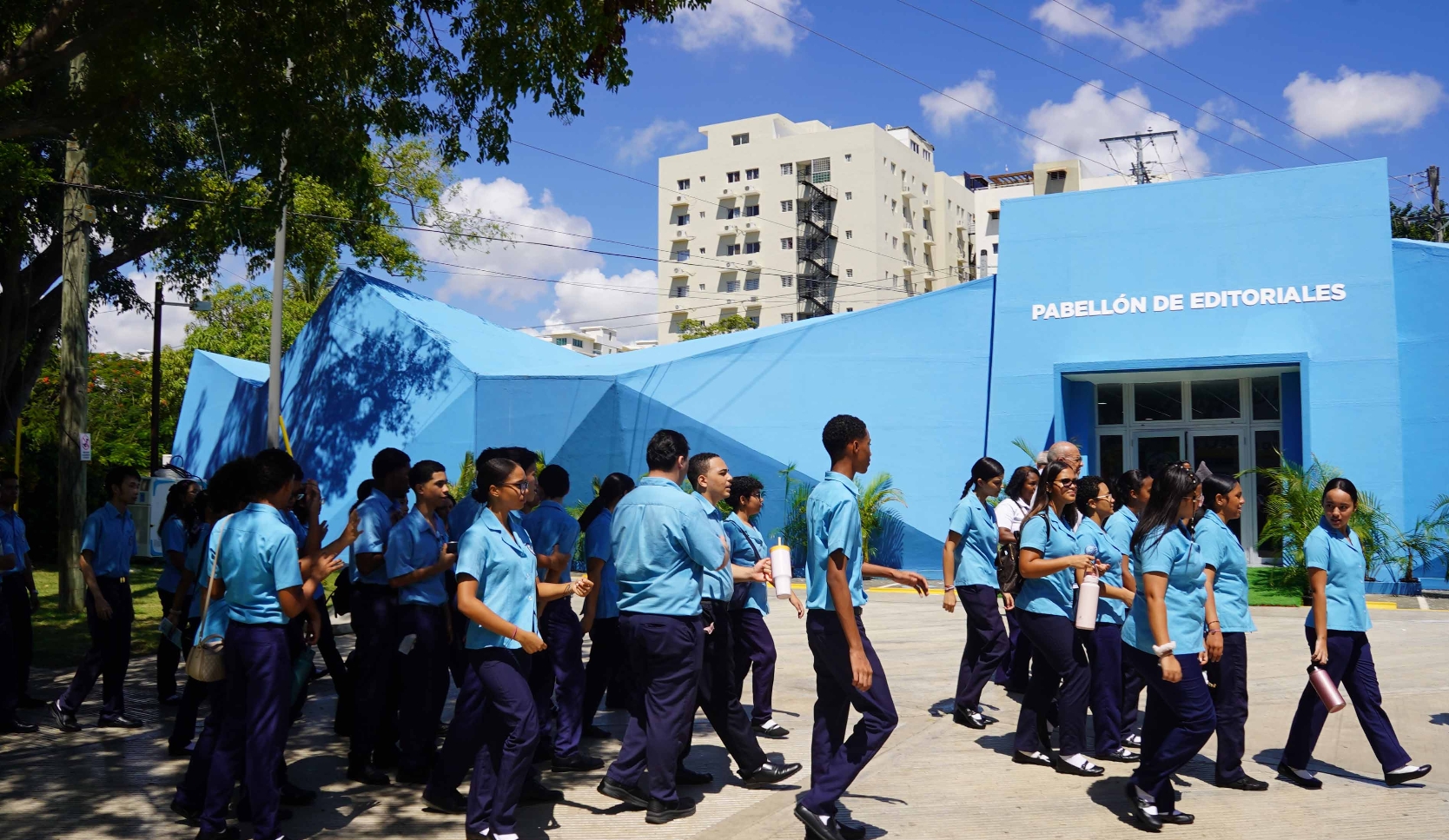 Alumnos de centros educativos recorrieron ayer los pabellones de la feria. Arlenis Castillo.