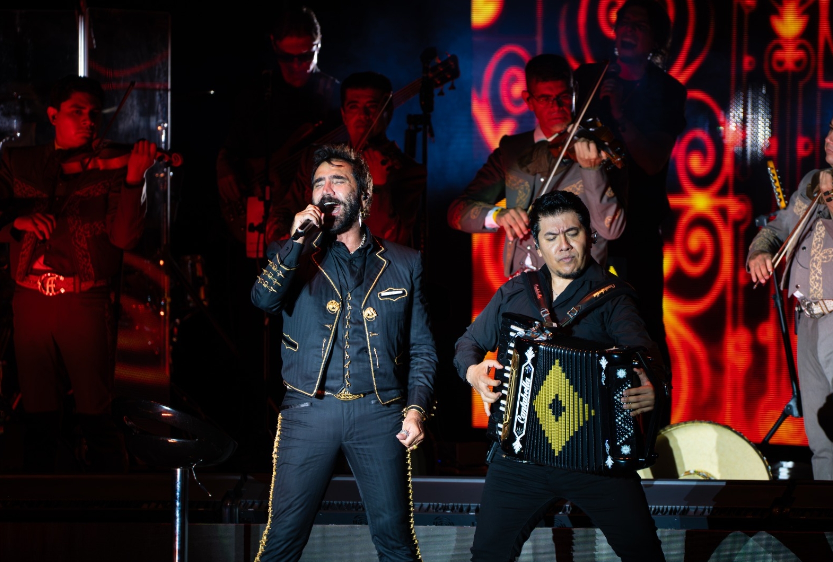 Alejandro Fernández llegó al corazón de sus seguidores durante el concierto “Confidencias World Tour”.