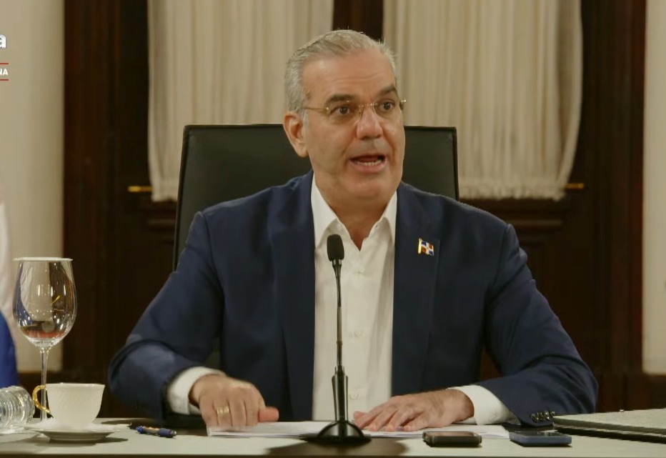 El presidente Luis Abinader golpeó varias veces la mesa con las manos al referirse al tema.