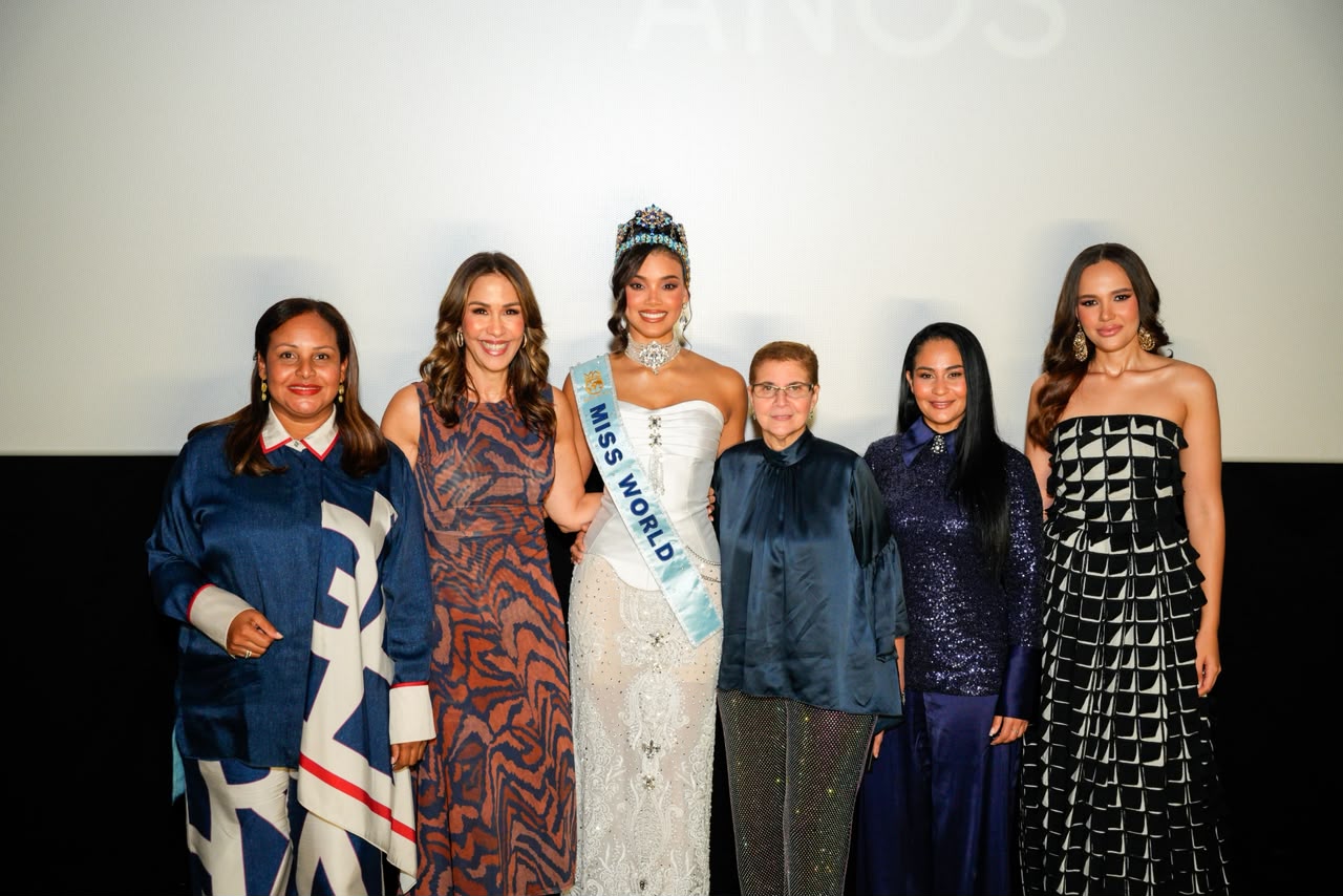 Miss Mundo 2026 con organizadores del evento en el país