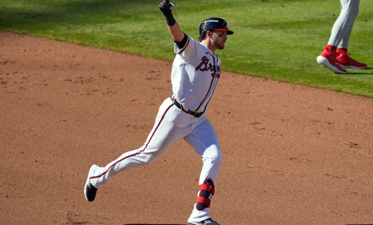 Austin Riley de los Bravos recorre las bases después de conectar su jonrón.