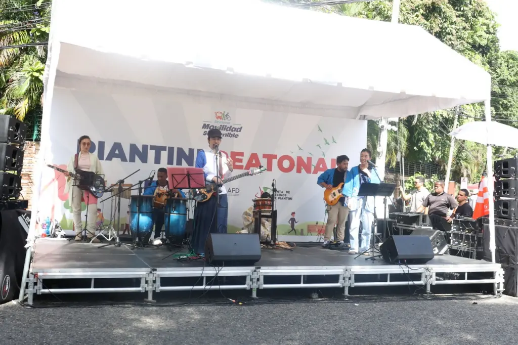 La banda JICA interpretó canciones tanto en japonés como en español. José Francisco.