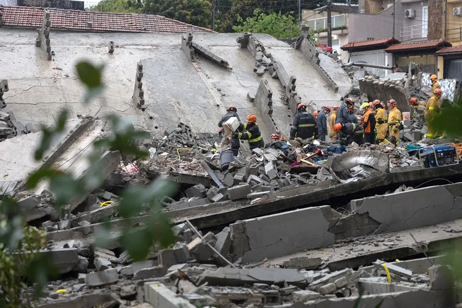 Al menos dos muertos al desplomarse un edificio en construcción sobre una casa en São Paulo
