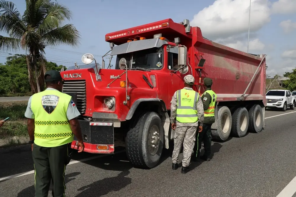 INTRANT y DIGESTET inspeccionan 41 vehículos pesados ​​por circular por el carril izquierdo