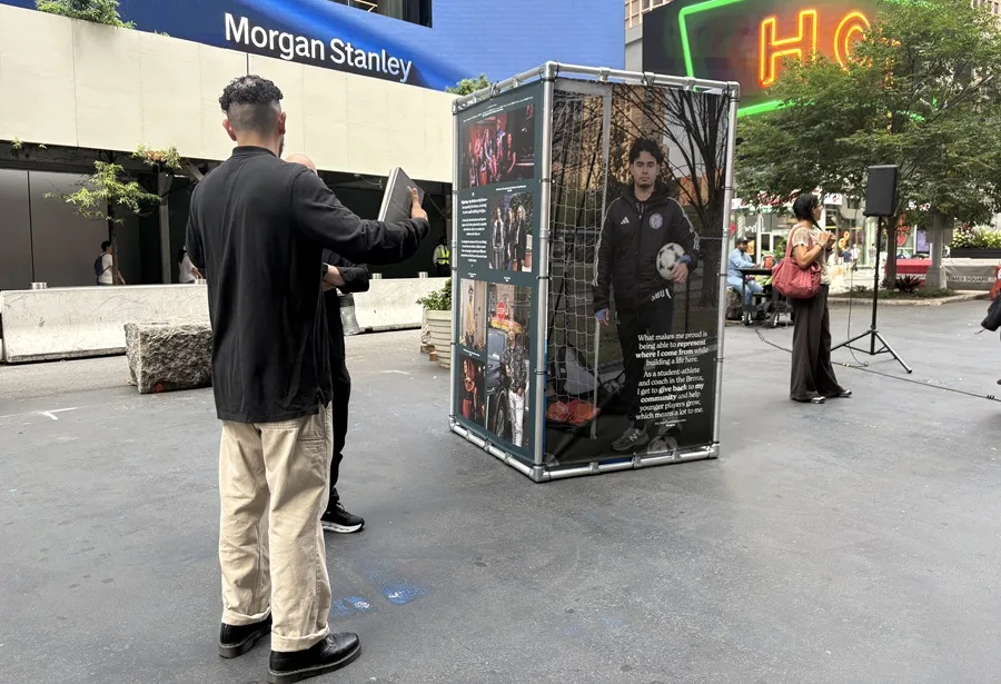 Una exposición en Times Square reivindica las aportaciones de los inmigrantes ante los ataques de Trump