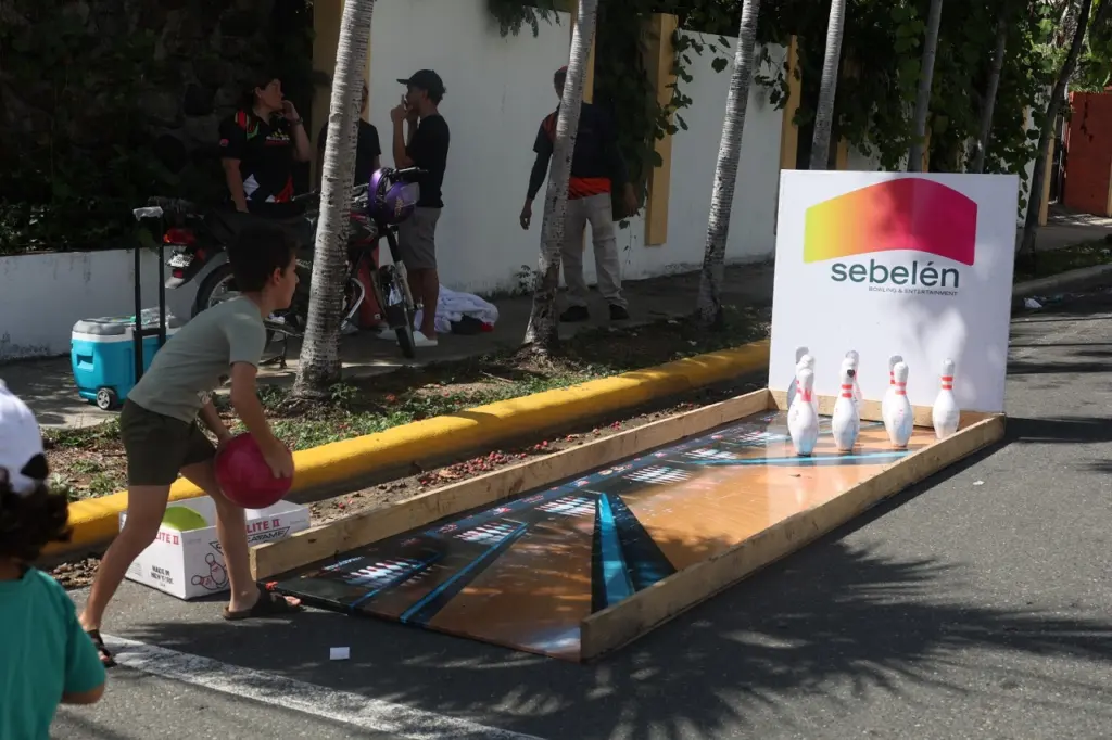 Niño jugando en uno de los espacios habilitados en la calle, en el sector de Piantini. José Francisco.