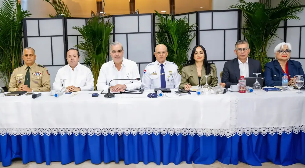 El presidente Luis Abinader junto a otras autoridades, en una actividad en la que hablaron sobre seguridad ciudadana. Archivo.