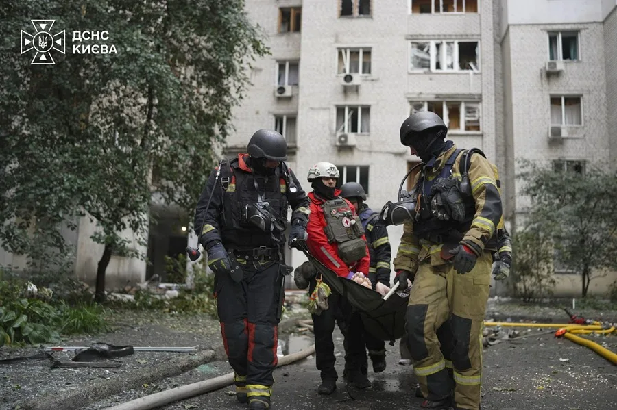 Tres muertos al impactar un dron ruso contra un edificio de oficinas en Kiev a plena luz del día