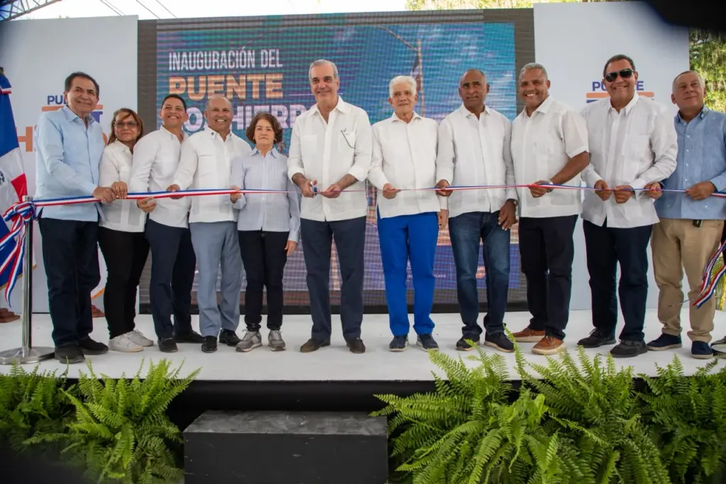 Abinader inaugura el puente de Los Hierros en Baní y anuncia avances en la presa La Gina