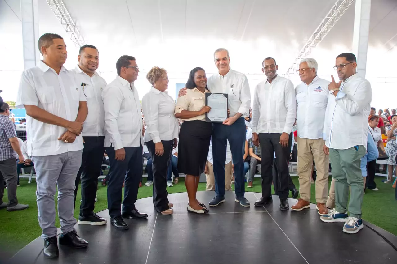 Abinader entrega 1.750 títulos de propiedad a familias de Los Alcarrizos