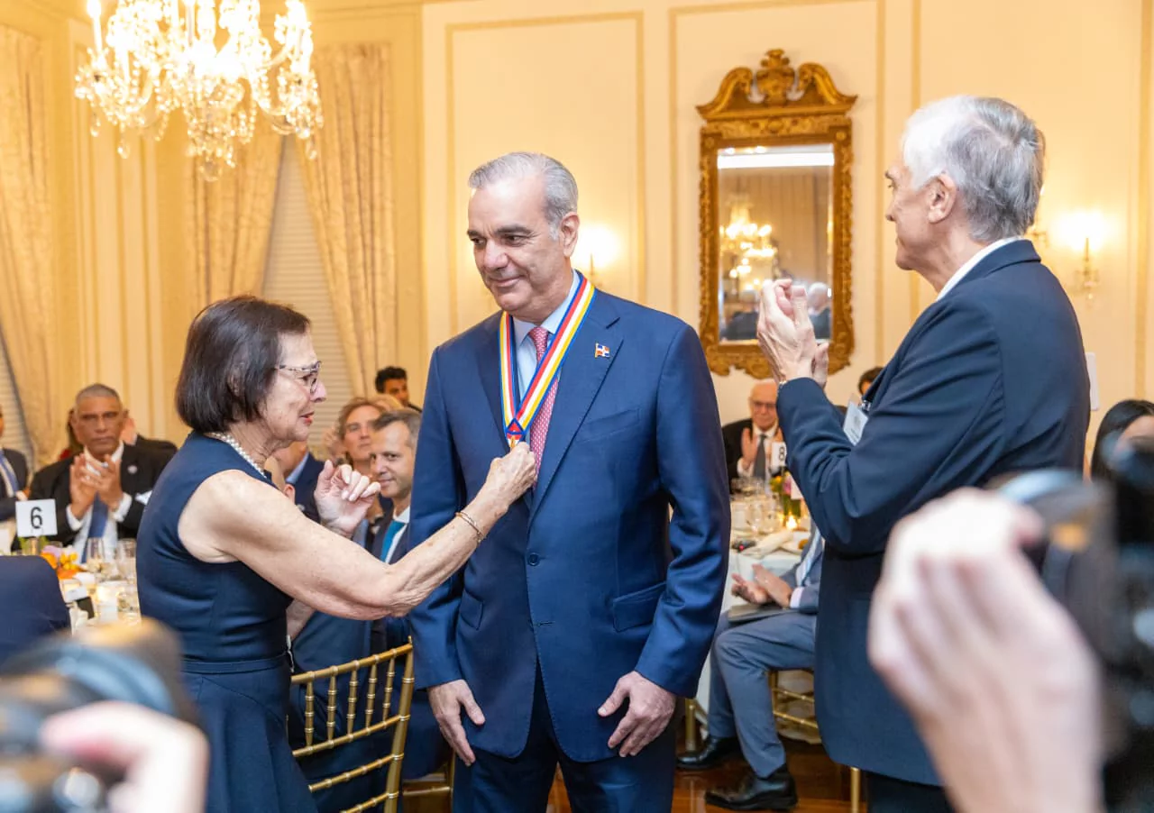 Abinader recibe Insignia de Oro de Americas Society por su gestión y liderazgo regional