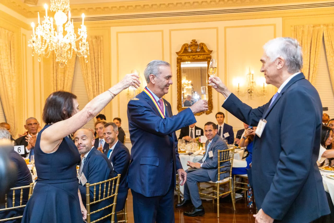 Abinader recibe Insignia de Oro de Americas Society por su gestión y liderazgo regional