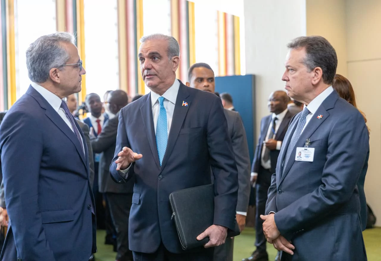 Luis Abinader conversa con el director de la UNESCO sobre avances educativos en RD y un posible instituto STEM.