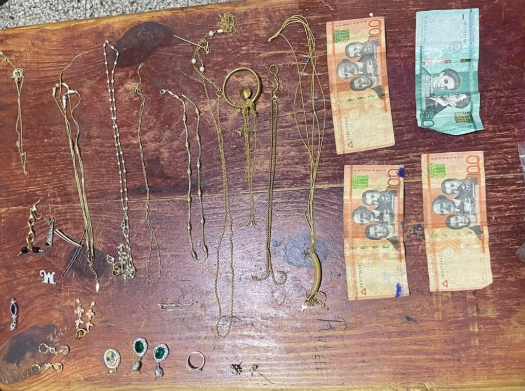 Joyas y billetes recuperados por la Policía Nacional tras robo en residencia de Los Jardines del Yaque, Santiago