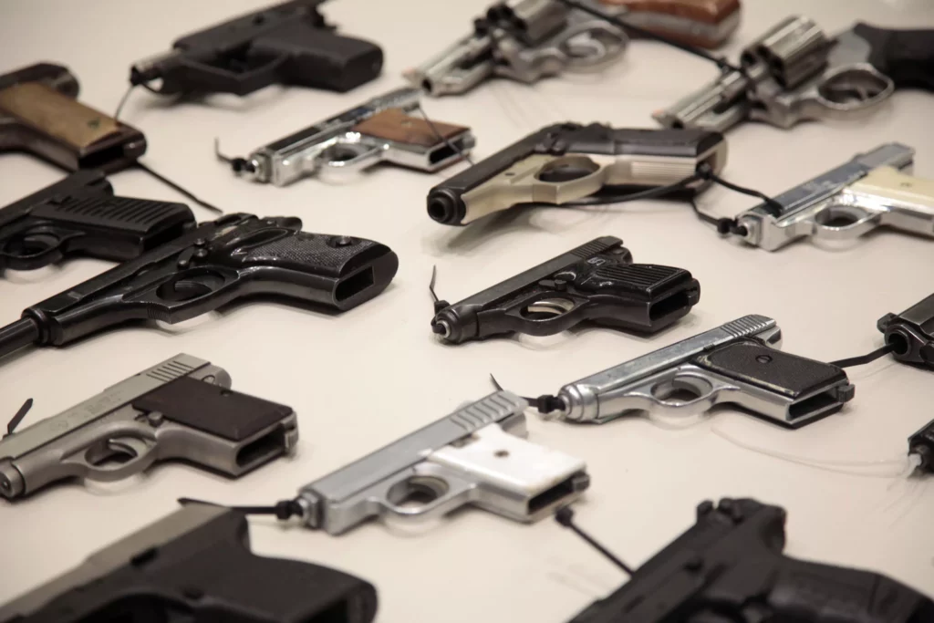 La paradoja de las armas en RD: su importación está prohibida, pero las armerías siguen vendiéndolas