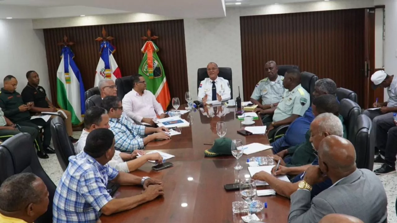 Reunión de autoridades y militares en sala de juntas durante reunión institucional en República Dominicana