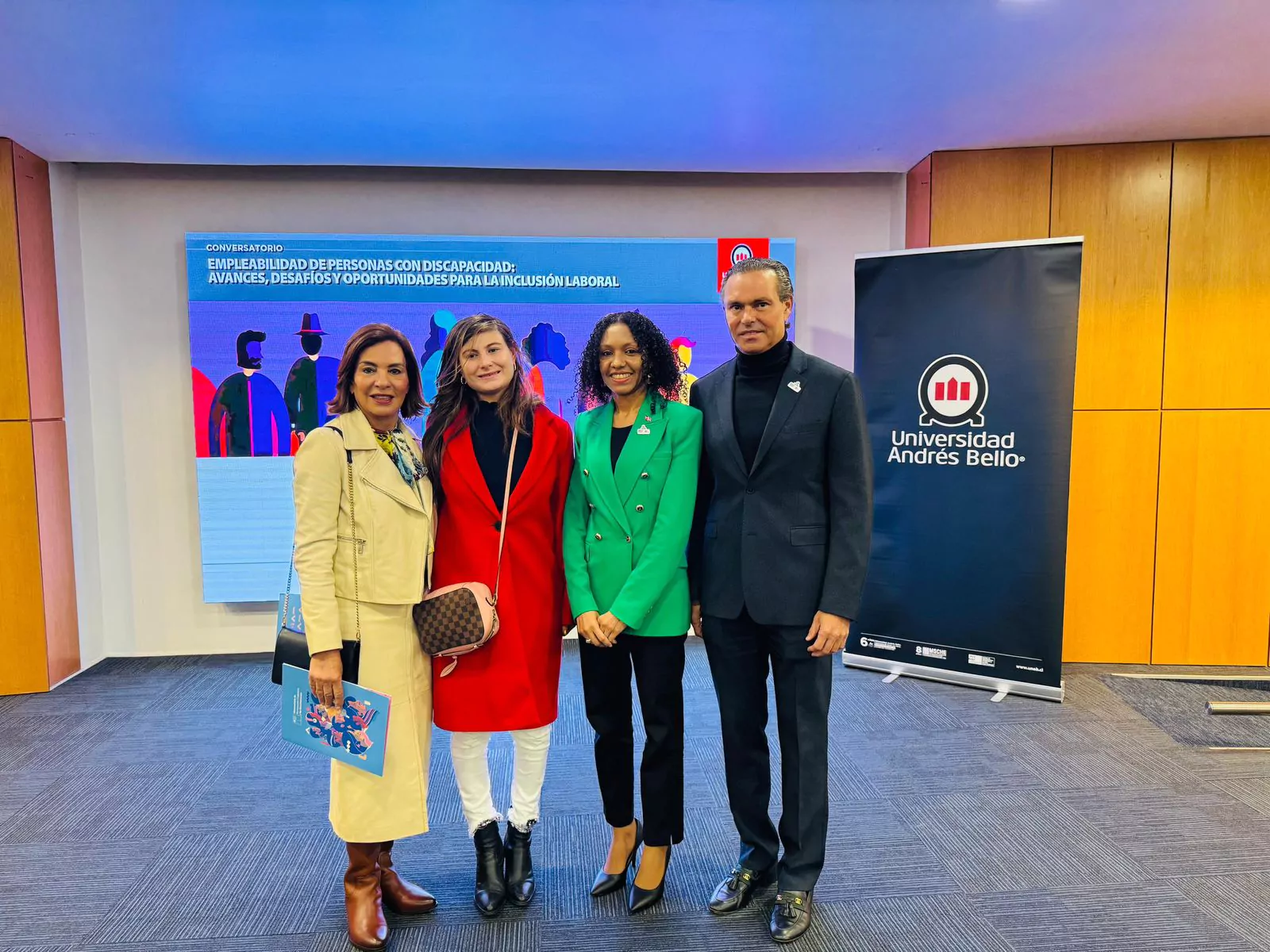 Delegación dominicana en actividad sobre inclusión y discapacidad en la Universidad Andrés Bello, durante visita académica a Chile