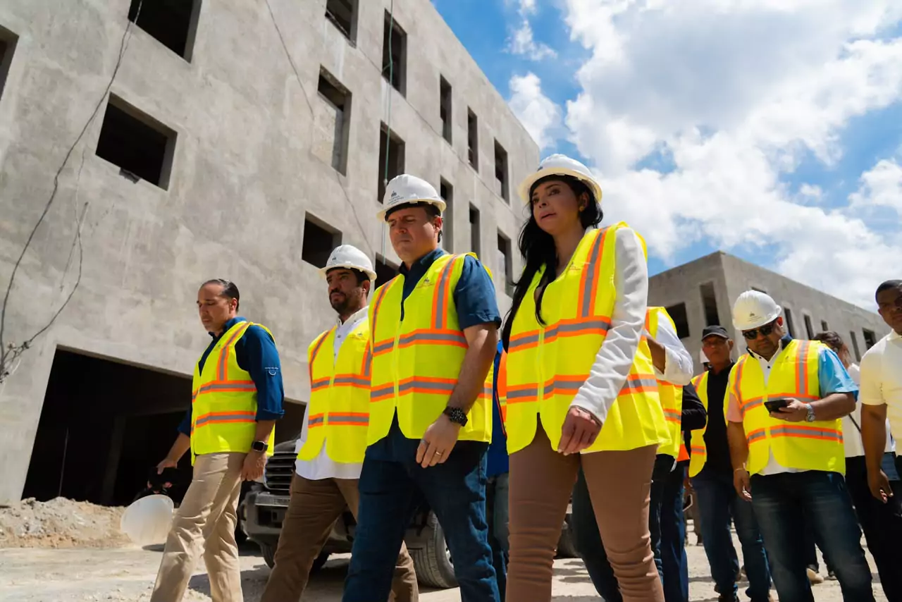 Funcionarios recorren obra durante supervisión oficial, en el contexto de infraestructura pública en República Dominicana