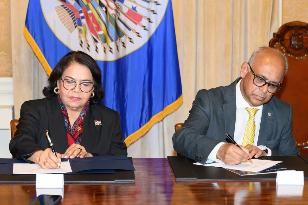 Representantes firman acuerdo entre la Cámara de Cuentas y la OEA para fortalecer los sistemas antisoborno en República Dominicana.