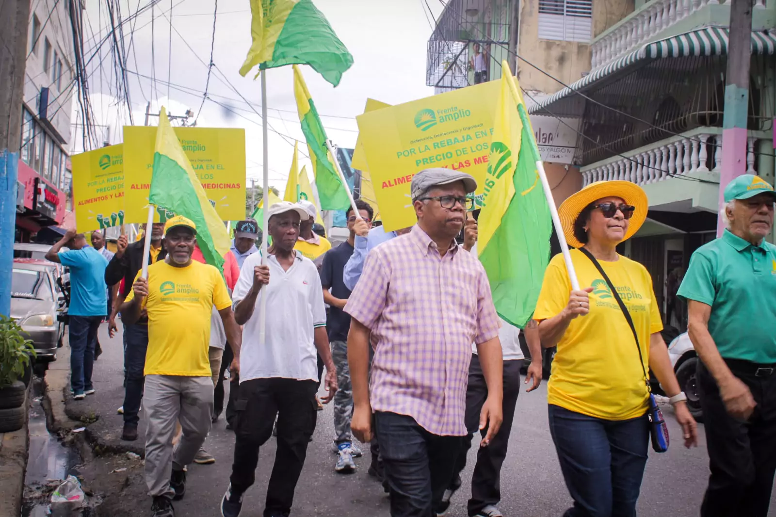 Militantes del Frente Amplio marchan con banderas y pancartas en Santo Domingo Oeste contra el alto costo de vida y los apagones.