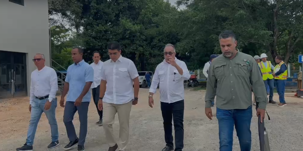 Funcionarios recorren una obra en construcción durante una visita de supervisión