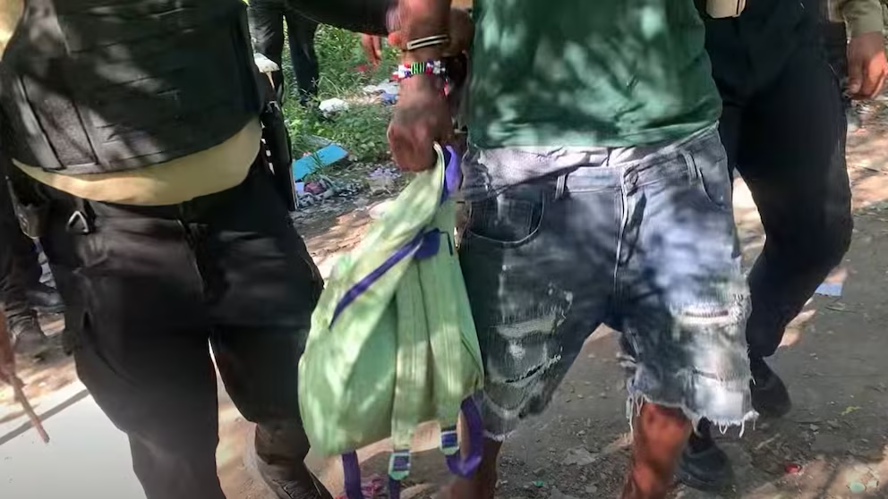 Agentes detienen a un hombre durante operativo antidrogas en República Dominicana contra redes de microtráfico